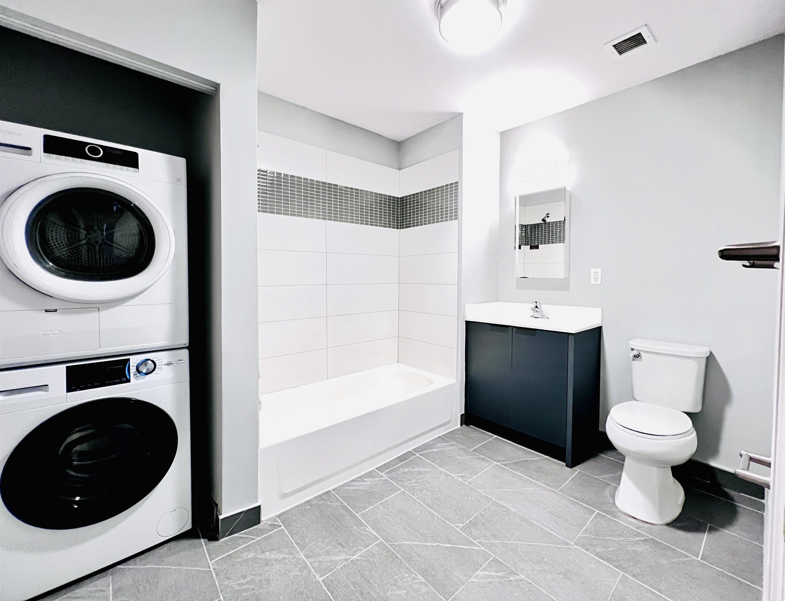 160 Lafayette Street, Unit 52207 Jersey City, NJ 07304 - Photo 5 of 25 a bathroom with a toilet a sink and a bathtub