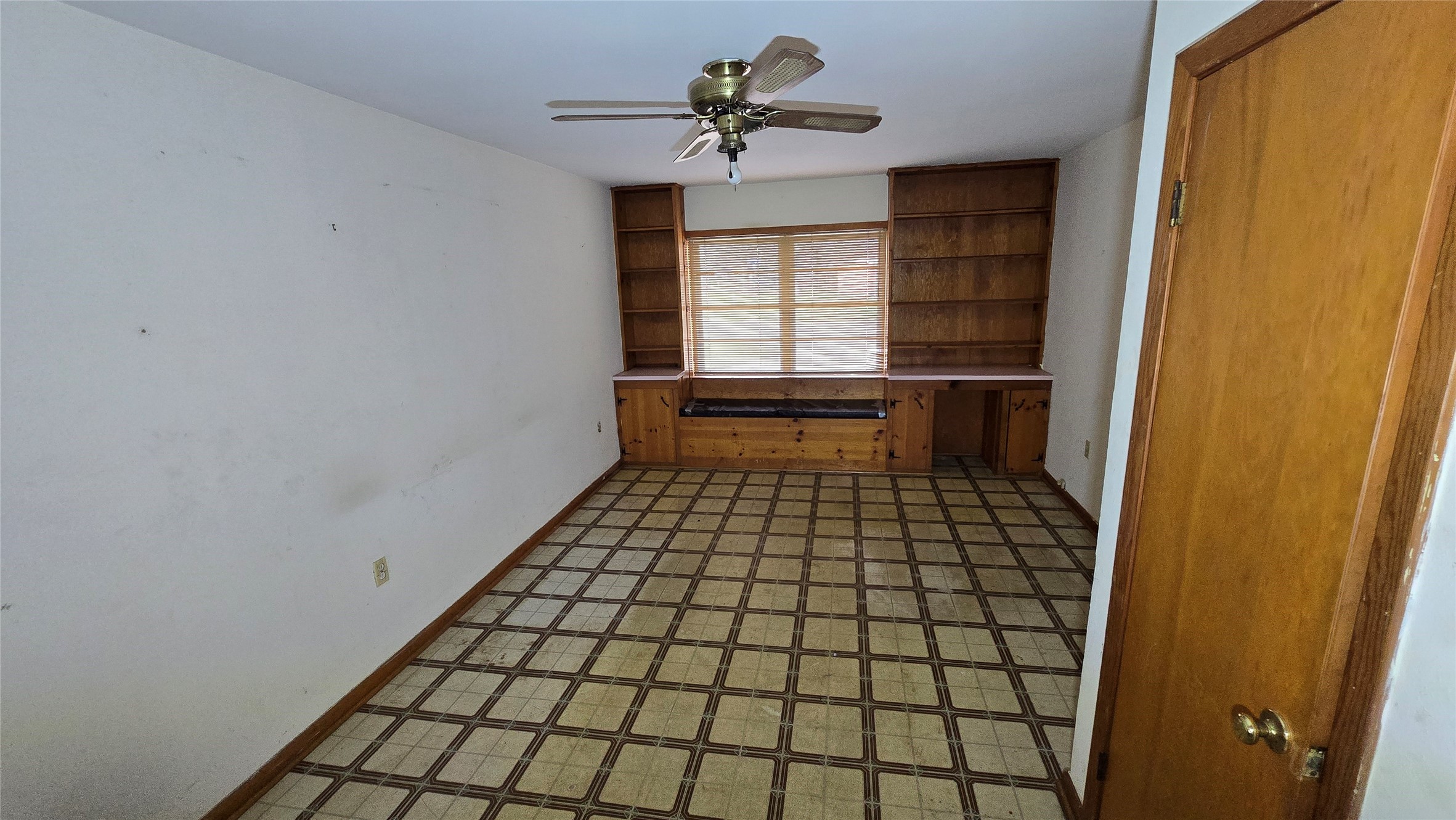 103 Long Drive Baytown, TX 77521 - Photo 12 of 21 a view of a livingroom with a window