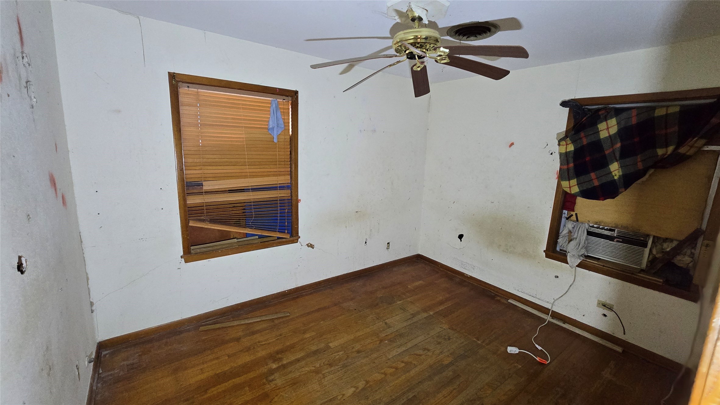 103 Long Drive Baytown, TX 77521 - Photo 20 of 21 a view of a room with a ceiling fan