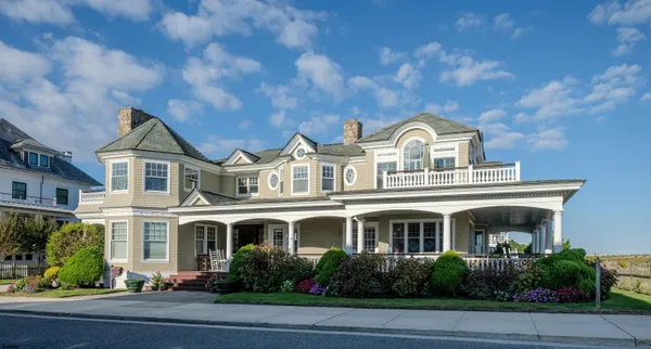 a front view of a residential houses with yard and parking space