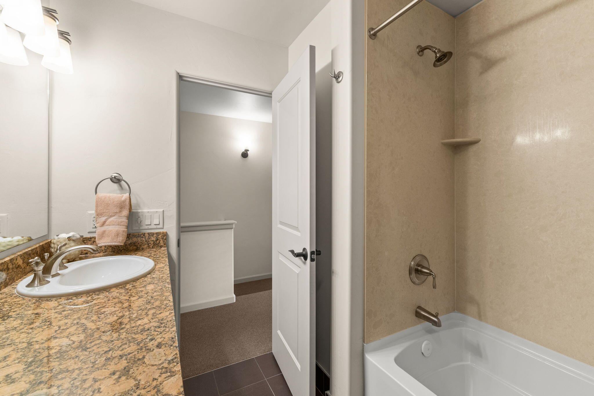 917 Heartland Way Hailey, ID 83333 - Photo 16 of 28 Hallway Bathroom