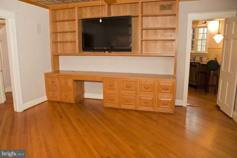 331 Tuscany Road Baltimore, MD 21210 - Photo 8 of 29 Family Room/Den with built-ins