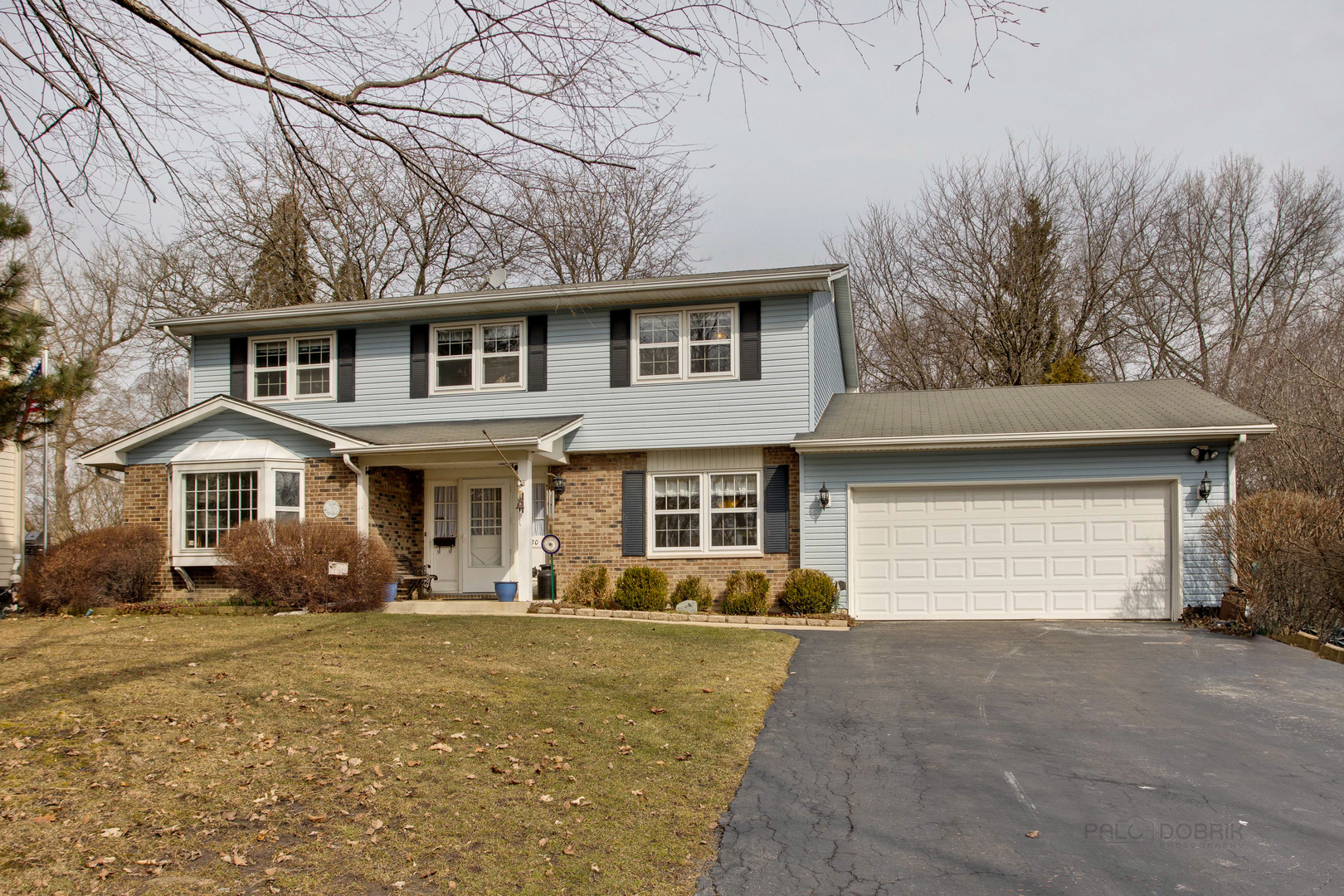 820 Freeman Road Hoffman Estates, IL 60192 - Photo 1 of 33 a front view of a house with garden