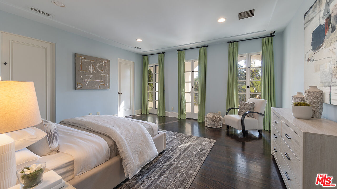 706 North Crescent Drive Beverly Hills, CA 90210 - Photo 28 of 34 a spacious bedroom with a bed and a large window