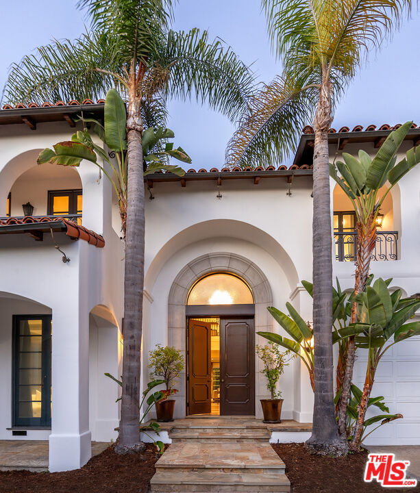 706 North Crescent Drive Beverly Hills, CA 90210 - Photo 5 of 34 a front view of a house