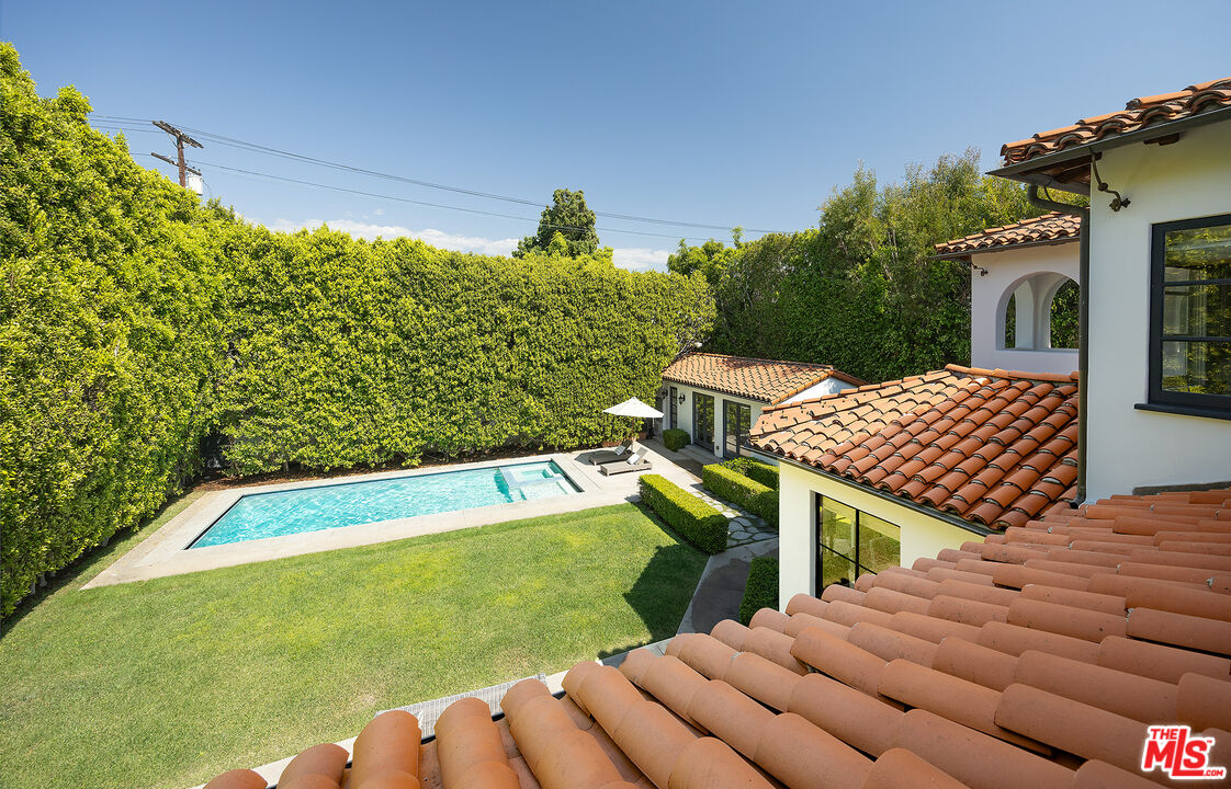 706 North Crescent Drive Beverly Hills, CA 90210 - Photo 7 of 34 a view of a chairs and table in the patio