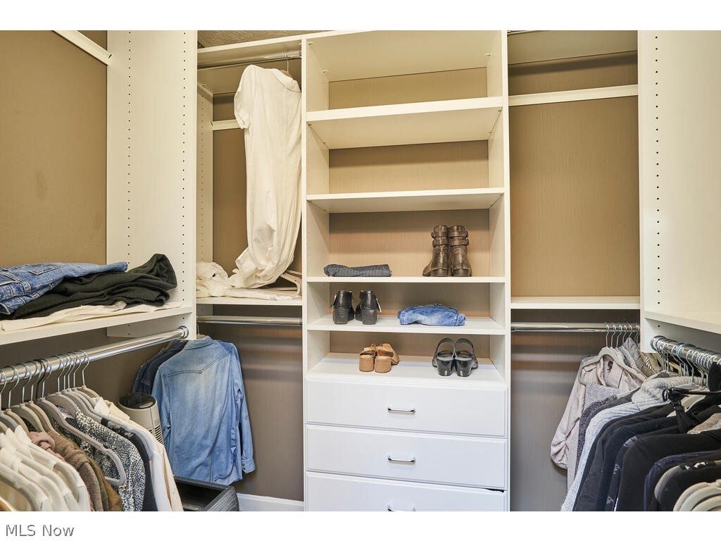 875 Hunter Ridge Circle Fairlawn, OH 44333 - Photo 19 of 34 Master with walk in closet and organizers
