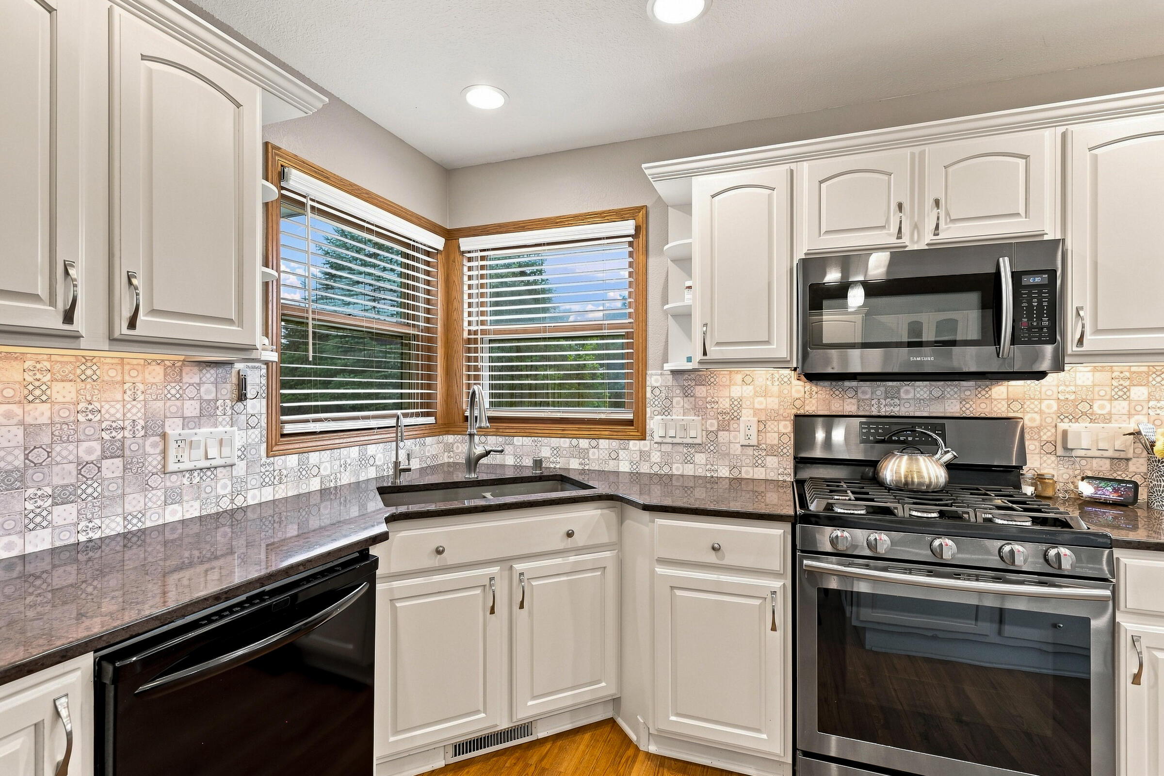 714 Audubon Road Howards Grove, WI 53083 - Photo 6 of 56 Beautiful Countertops and Backsplash