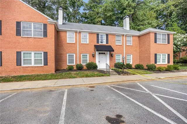 $229,900 | 344 Hanover Arms Court, Unit C, Winston-Salem, NC 27104