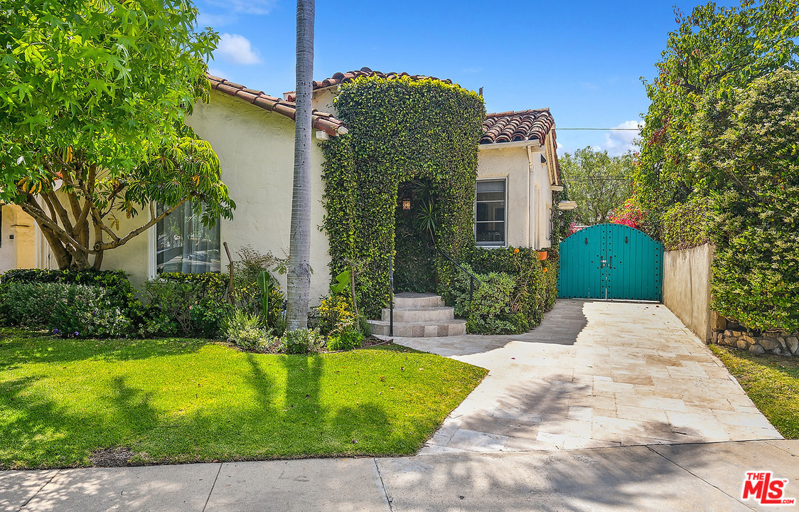 1102 Grant Avenue Venice, CA 90291 - Photo 2 of 29 a front view of a house with garden