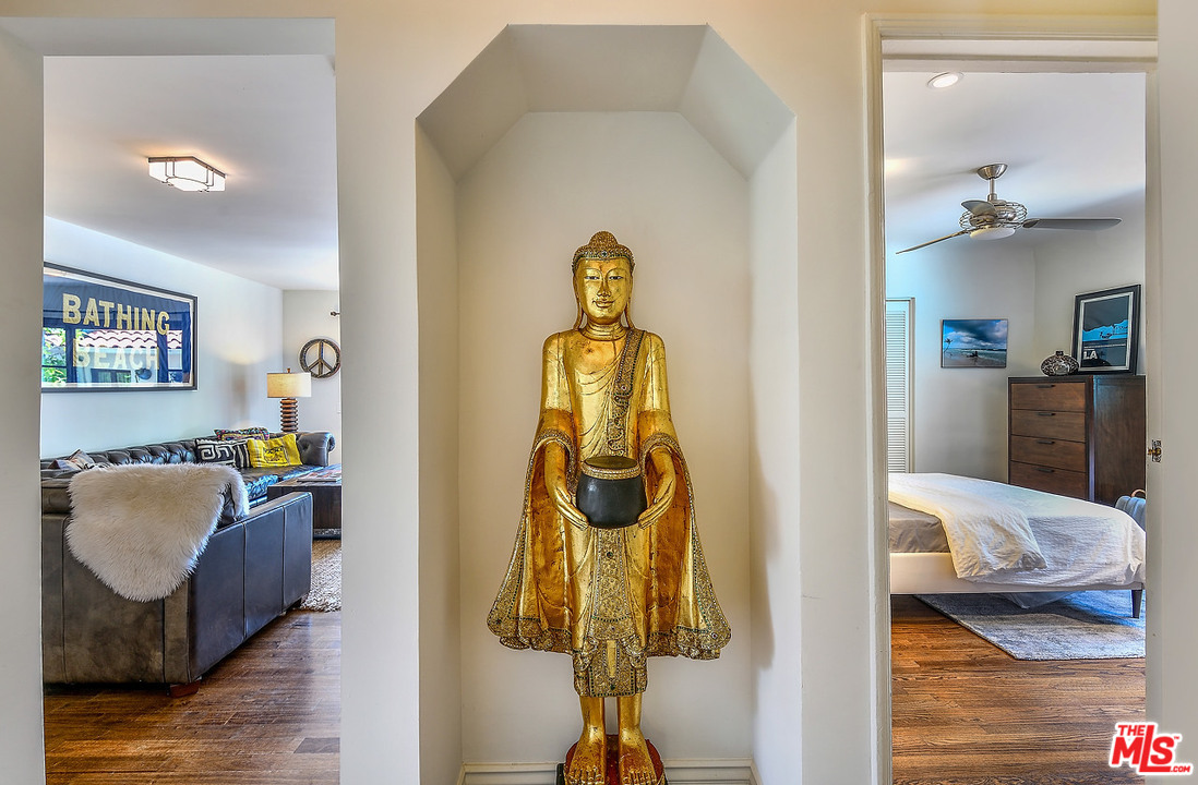 1102 Grant Avenue Venice, CA 90291 - Photo 11 of 29 a living room with furniture and wooden floor