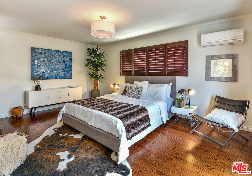 1102 Grant Avenue Venice, CA 90291 - Photo 14 of 29 a bedroom with a bed and a couch