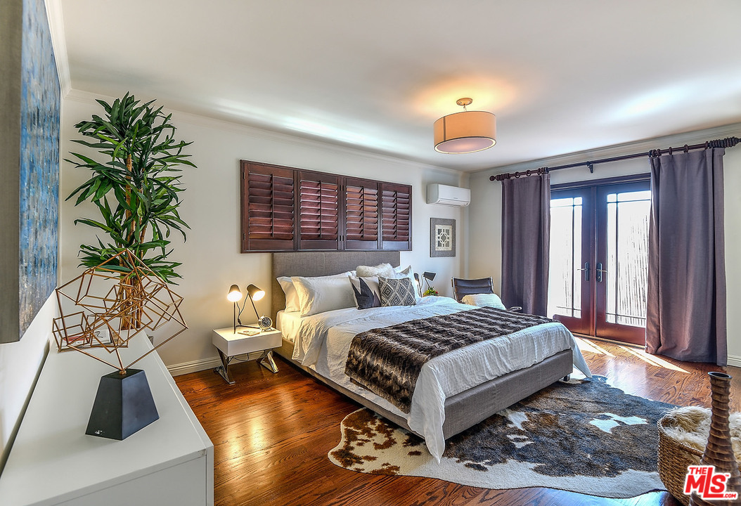 1102 Grant Avenue Venice, CA 90291 - Photo 15 of 29 a bedroom with a large bed and a window