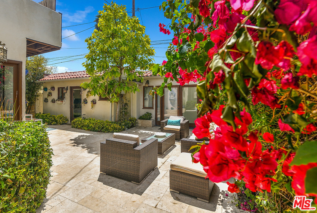 1102 Grant Avenue Venice, CA 90291 - Photo 19 of 29 a front view of house with yard