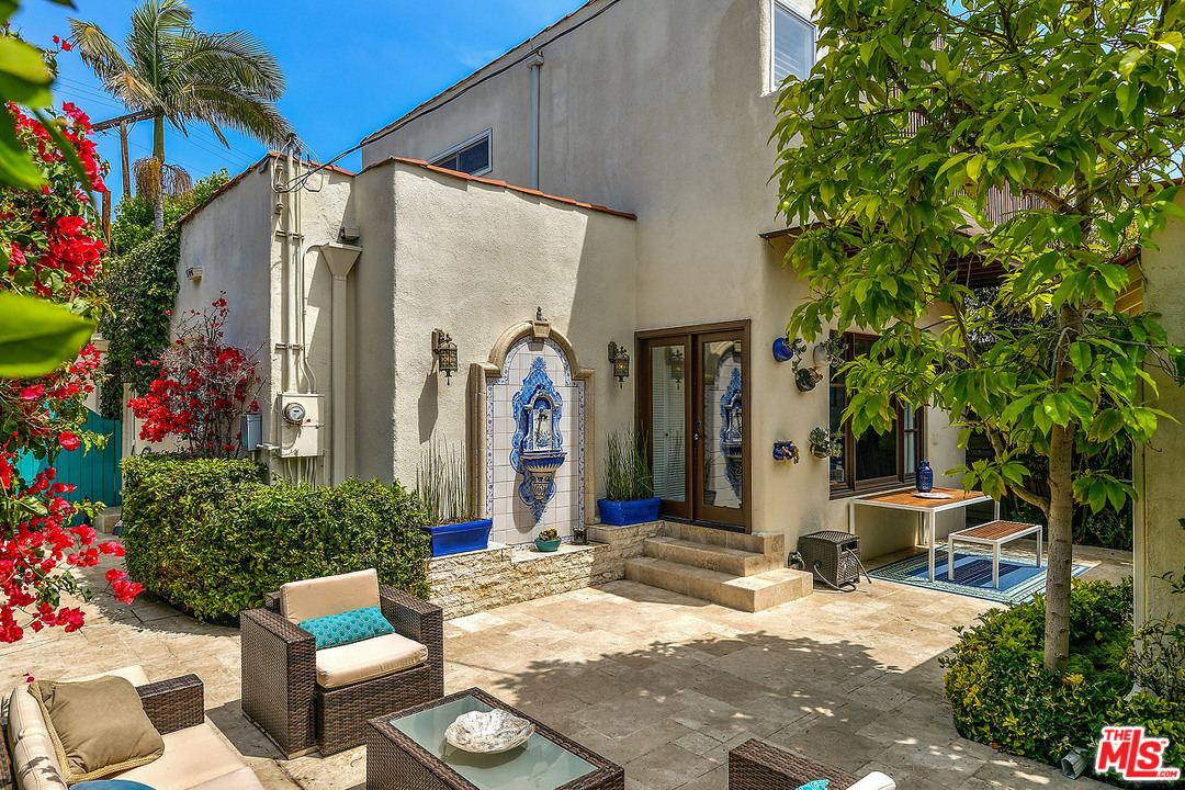 1102 Grant Avenue Venice, CA 90291 - Photo 20 of 29 a front view of a house with garden