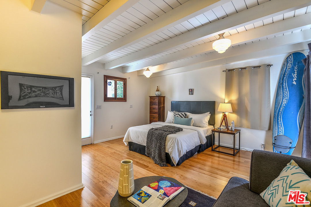 1102 Grant Avenue Venice, CA 90291 - Photo 22 of 29 a bedroom with two beds and painting on the wall