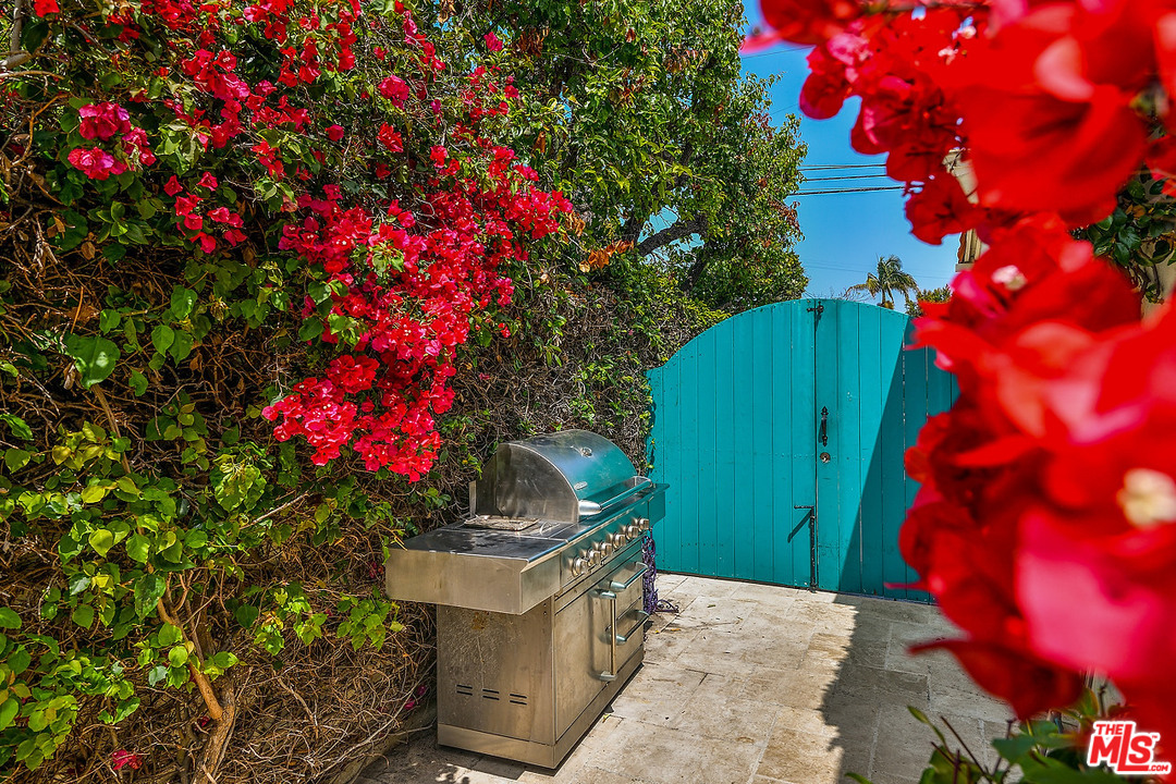 1102 Grant Avenue Venice, CA 90291 - Photo 28 of 29 a picture of flowers