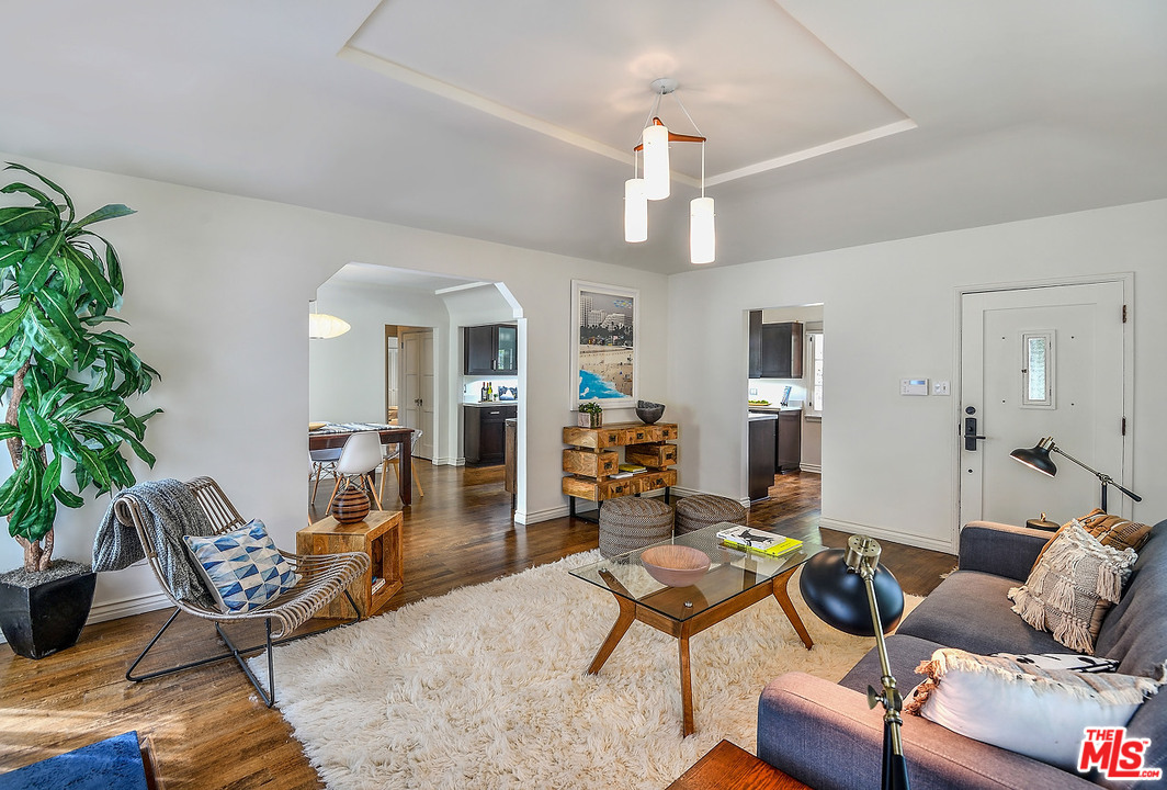 1102 Grant Avenue Venice, CA 90291 - Photo 4 of 29 a living room with furniture and a chandelier