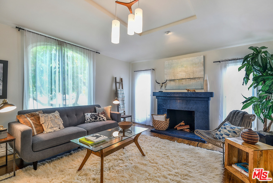 1102 Grant Avenue Venice, CA 90291 - Photo 5 of 29 a living room with furniture and a fireplace