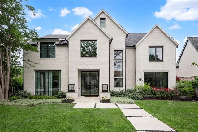 a view of a yard in front of house