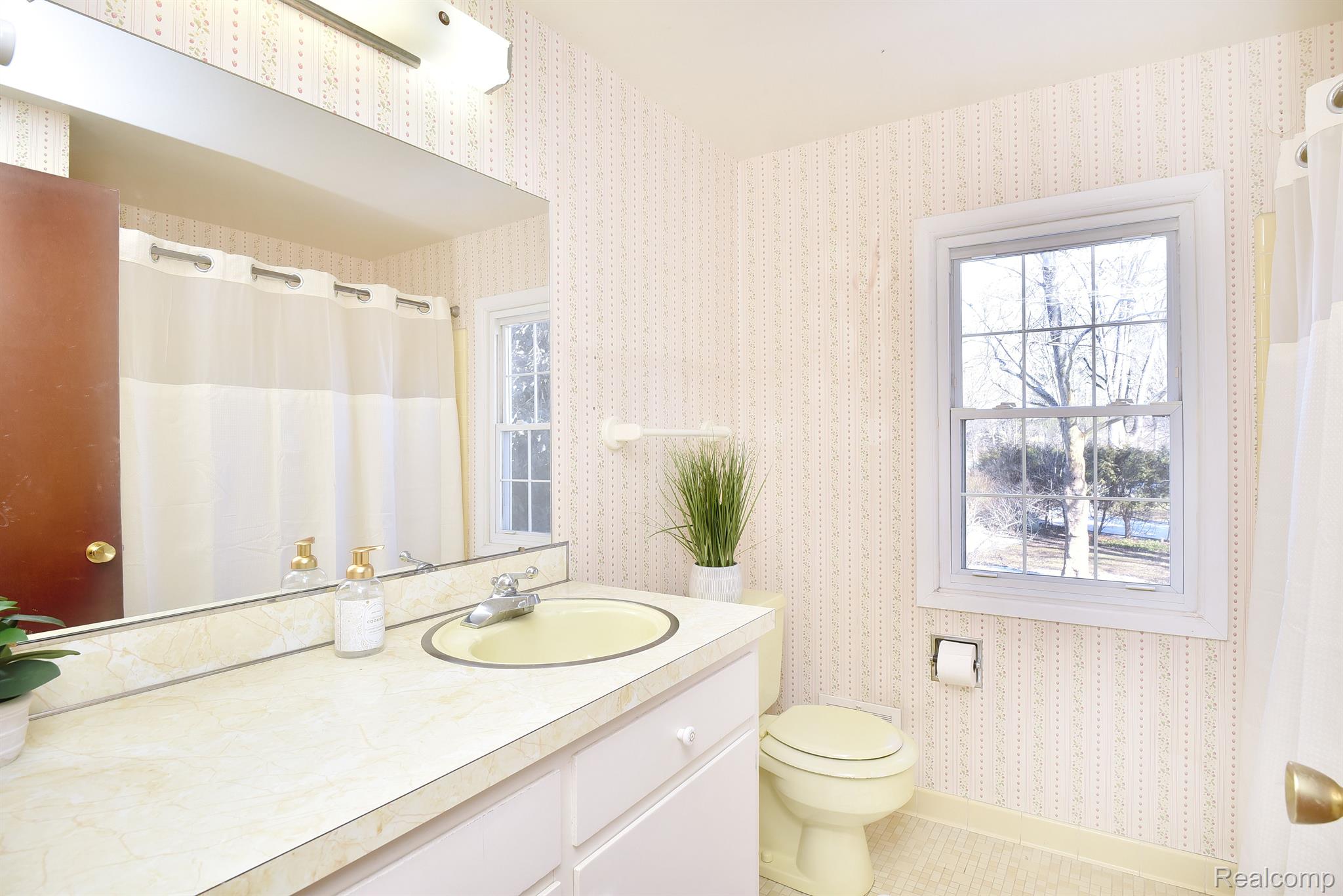 20232 Old Coach Road Franklin, MI 48025 - Photo 24 of 28 Upstairs Full Bath
