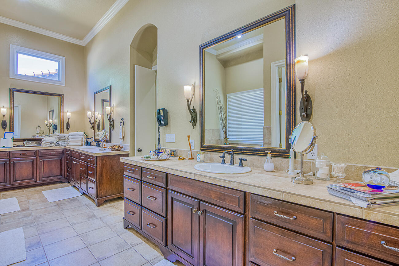 656 Cox Road El Paso, TX 79932 - Photo 18 of 74 Master Bedroom Bath