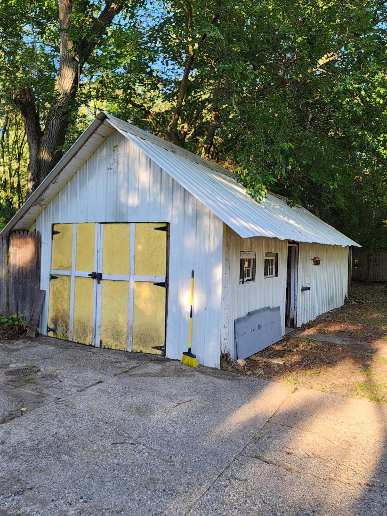 2288 Central Road Muskegon, MI 49445 - Photo 16 of 20 1 Car Oversized Garage