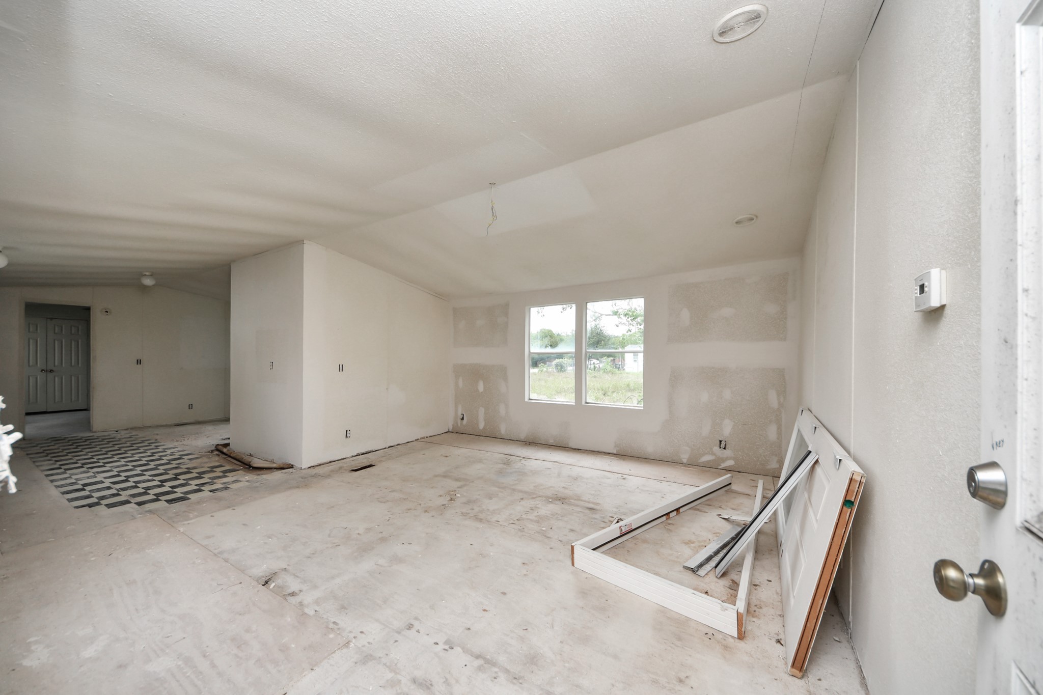 320 4th Street San Leon, TX 77539 - Photo 2 of 29 an empty room with windows