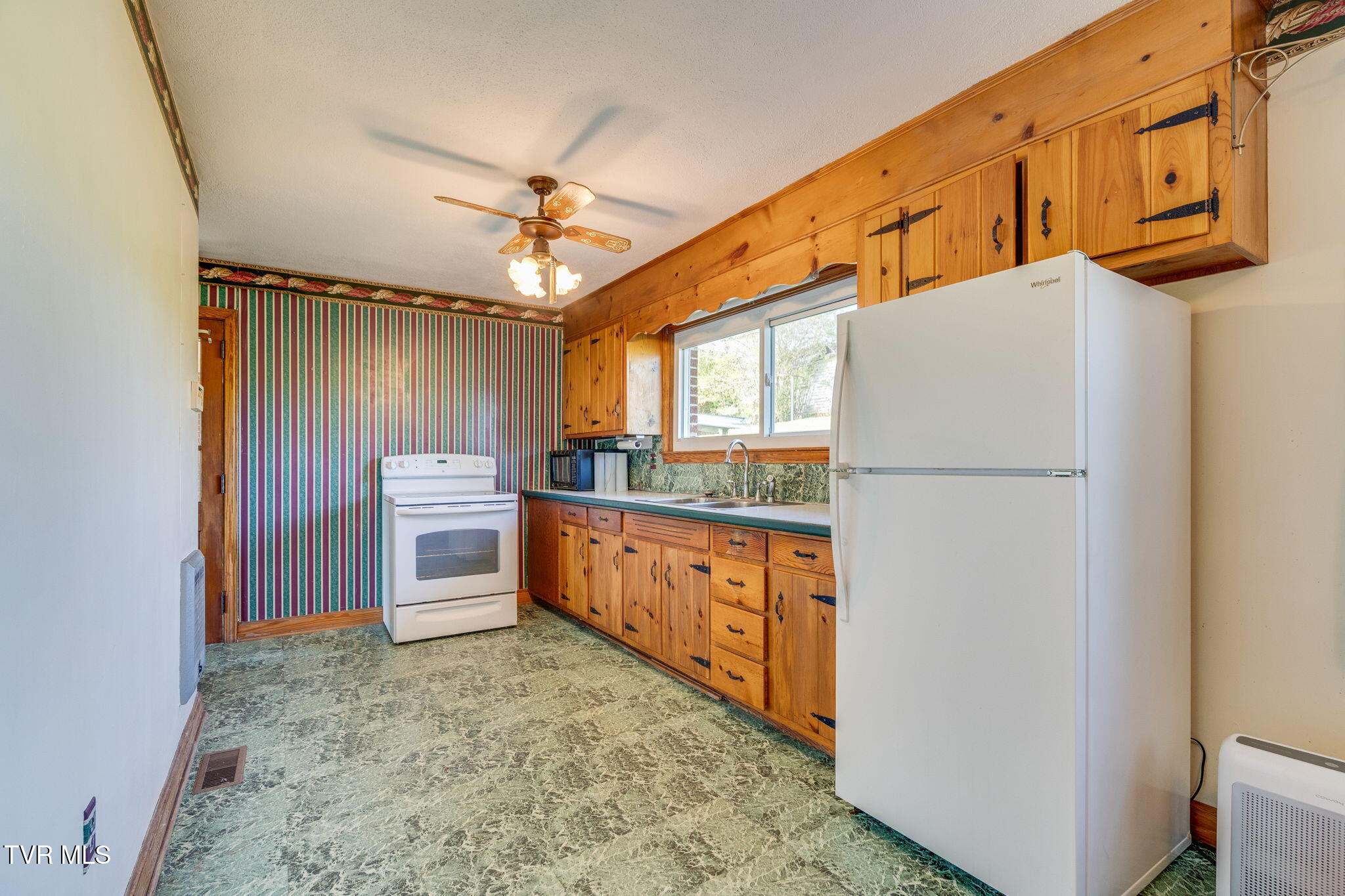 599 River Bend Road Bristol, TN 37620 - Photo 8 of 34 8