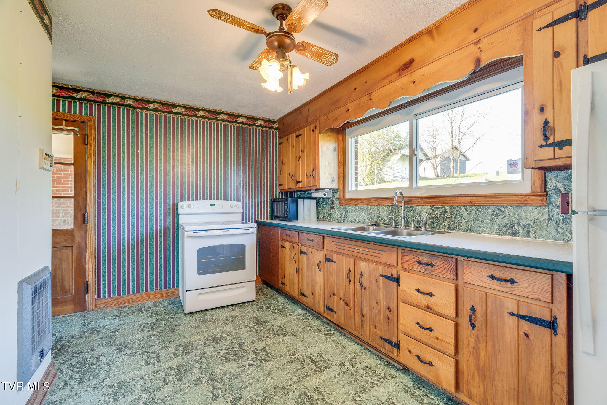 599 River Bend Road Bristol, TN 37620 - Photo 9 of 34 9