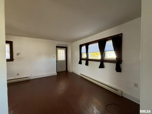 $44,900 | 215 South Chamberlain Street, Roseville, IL 61473