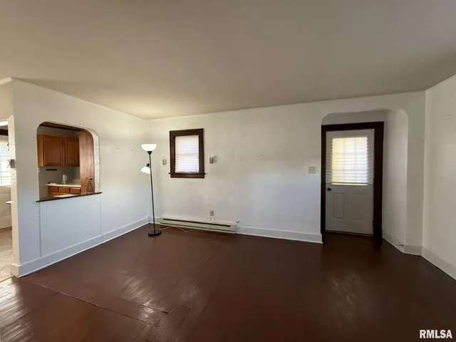 $44,900 | 215 South Chamberlain Street, Roseville, IL 61473