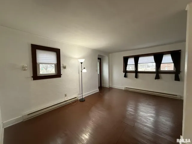 $44,900 | 215 South Chamberlain Street, Roseville, IL 61473