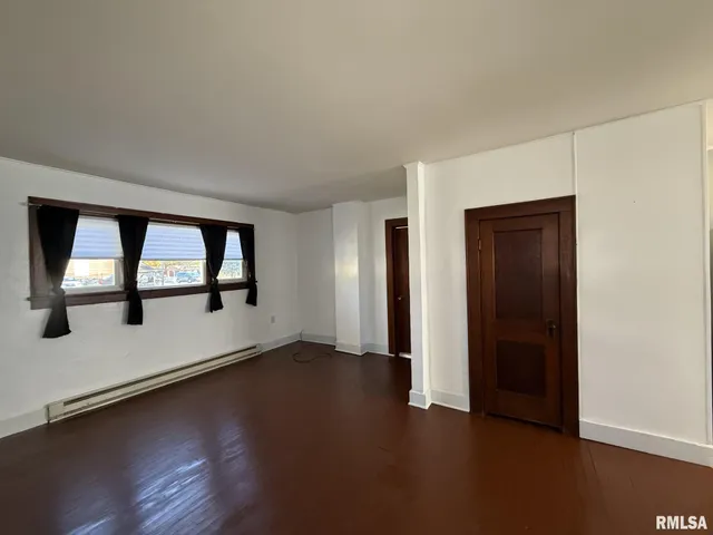 $44,900 | 215 South Chamberlain Street, Roseville, IL 61473