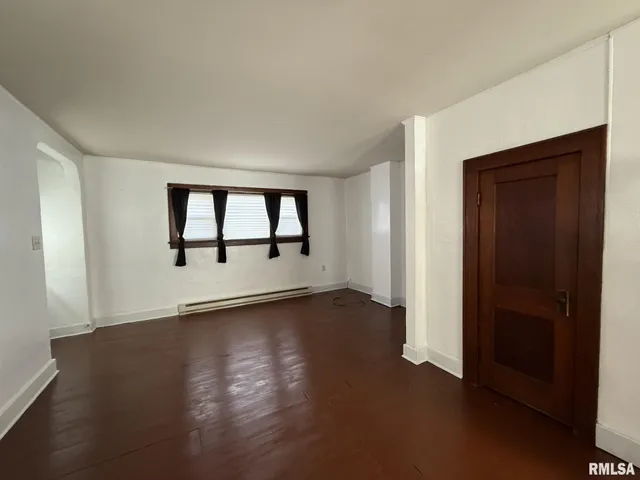 $44,900 | 215 South Chamberlain Street, Roseville, IL 61473