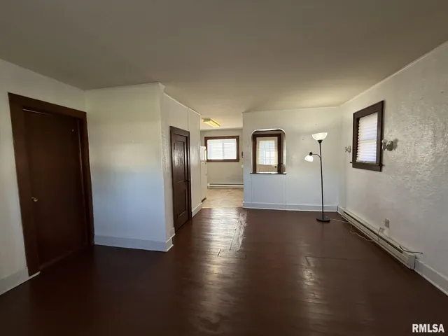 $44,900 | 215 South Chamberlain Street, Roseville, IL 61473