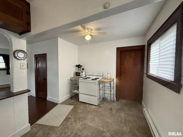 $44,900 | 215 South Chamberlain Street, Roseville, IL 61473