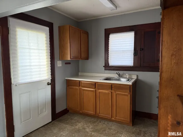 $44,900 | 215 South Chamberlain Street, Roseville, IL 61473