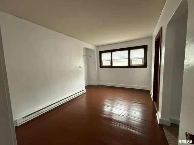 $44,900 | 215 South Chamberlain Street, Roseville, IL 61473