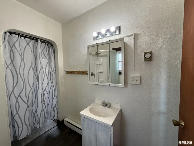 $44,900 | 215 South Chamberlain Street, Roseville, IL 61473