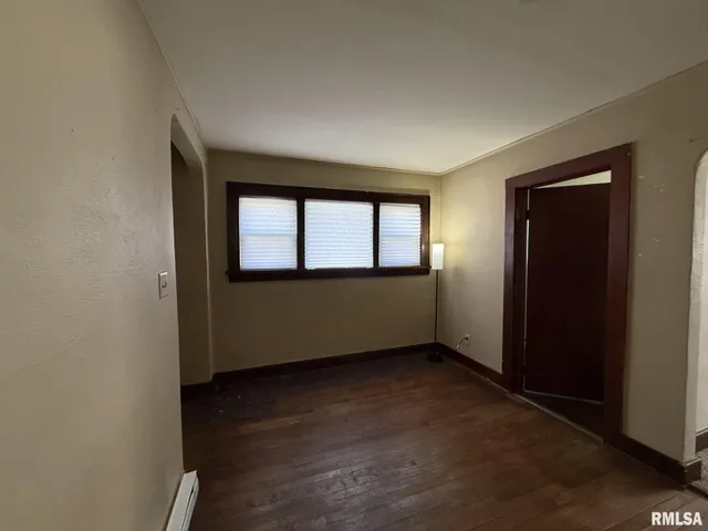 $44,900 | 215 South Chamberlain Street, Roseville, IL 61473