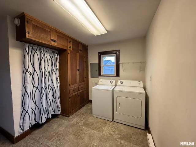 $44,900 | 215 South Chamberlain Street, Roseville, IL 61473