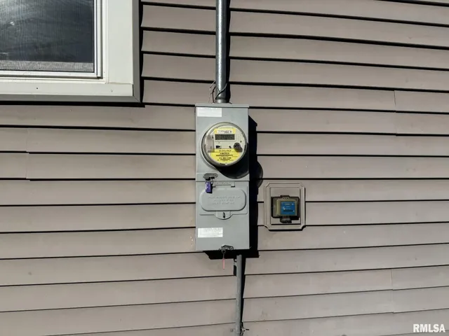 $44,900 | 215 South Chamberlain Street, Roseville, IL 61473