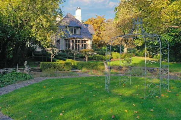 $6,250,000 | 1650 Green Bay Road, Lake Bluff, IL 60044