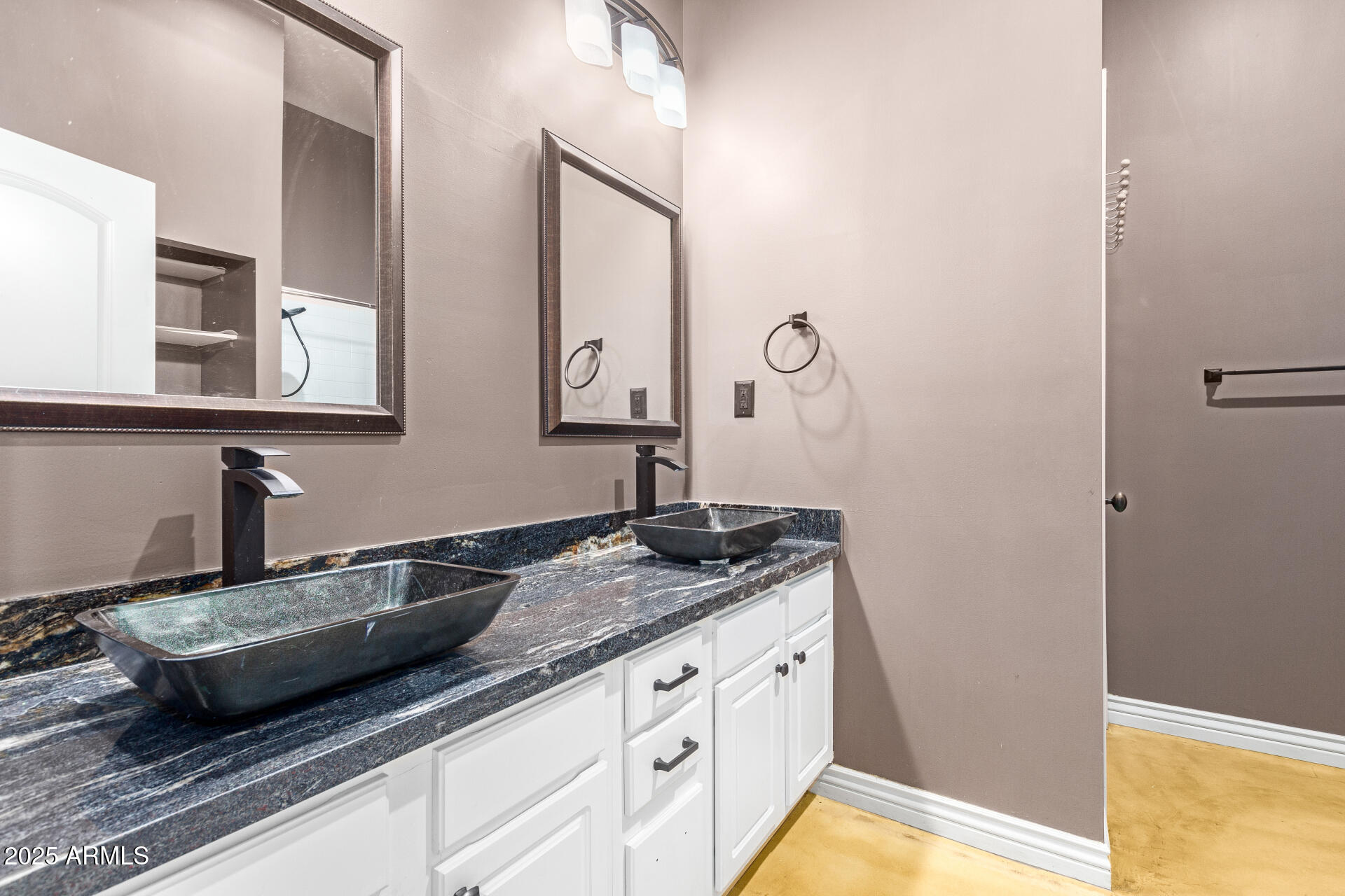 622 West Linger Lane Phoenix, AZ 85021 - Photo 22 of 26 a bathroom with sink and mirror