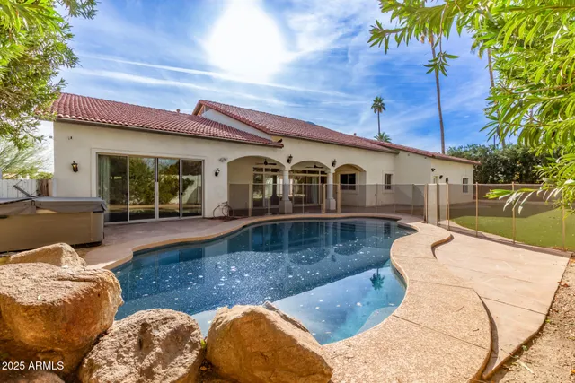 a view of a house with backyard