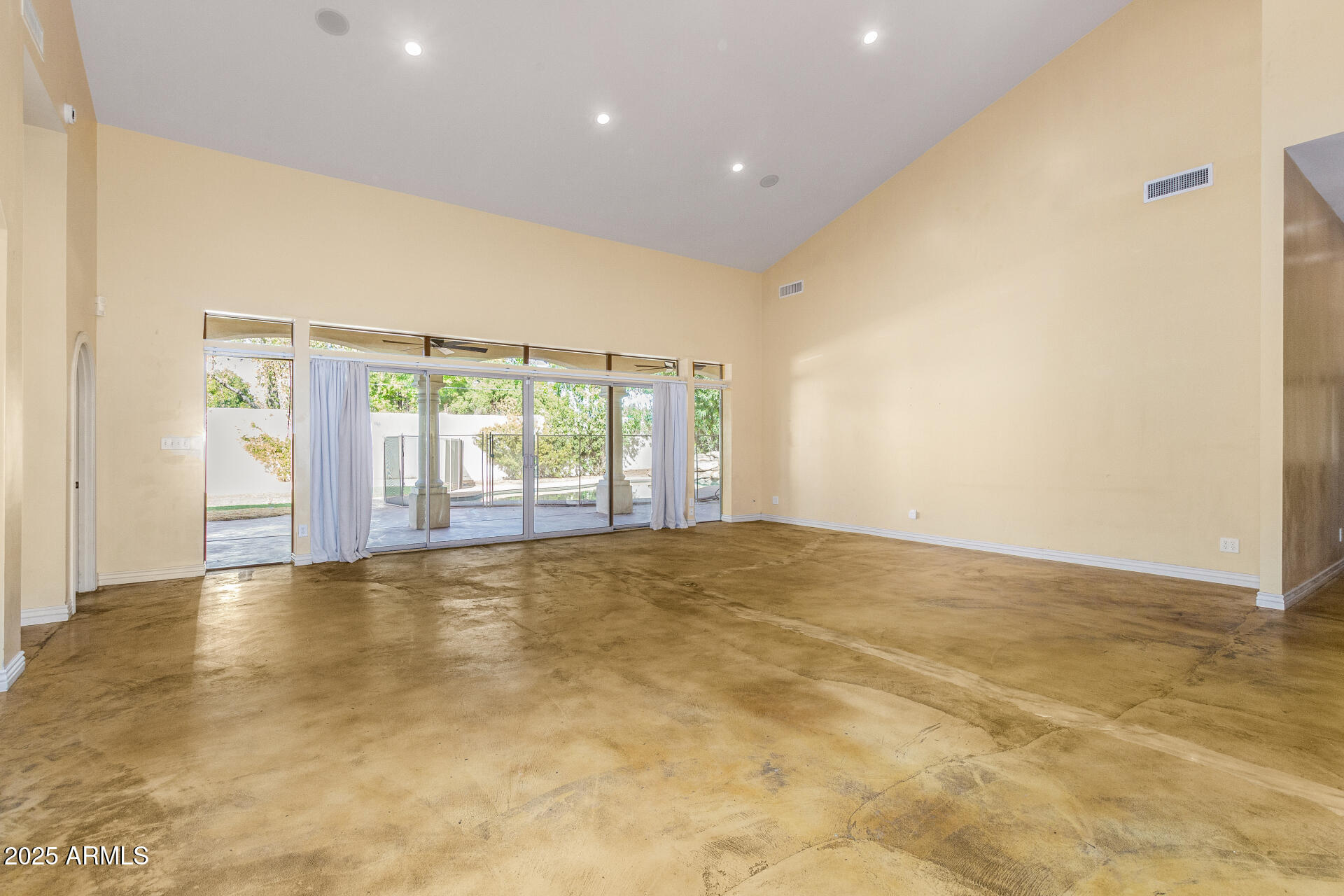 622 West Linger Lane Phoenix, AZ 85021 - Photo 10 of 26 a view of an empty room with a window