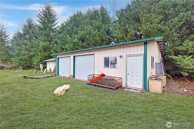 a view of a house with backyard
