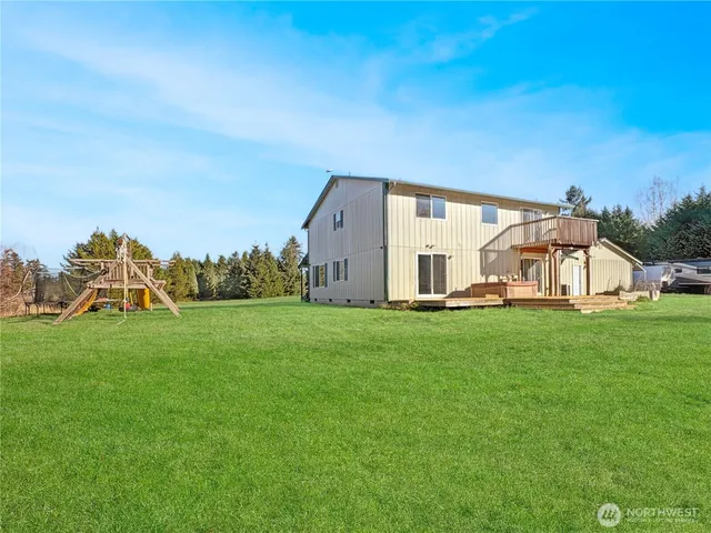 a view of a back yard