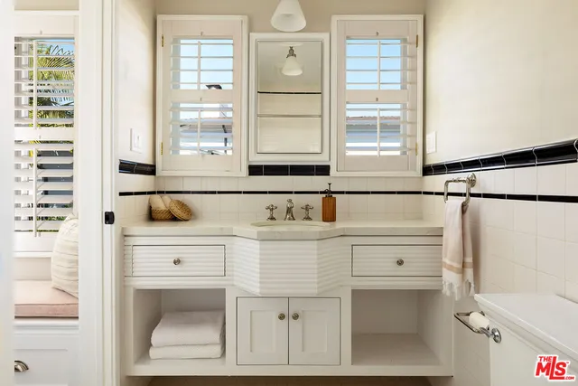 $1,199,000 | 118 1/2 Flores Street, Los Angeles, CA 90048